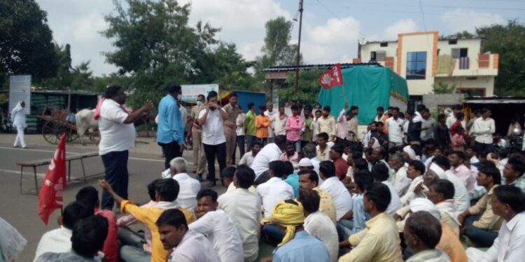 बीड जिल्हाधिकारी कार्यालयासमोर शेतकऱ्यांच्या प्रश्नावर शेकापचे आंदोलन