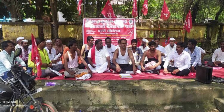 शेतकर्‍यांच्या प्रश्‍नासंदर्भात जिल्हाधिकारी कार्यालयासमोर शेकापचे आंदोलन