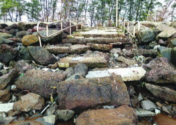 श्रीवर्धन समुद्रकिनार्‍यावरील धुपप्रतिबंधक बंधार्‍याची दुर्दशा