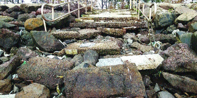 श्रीवर्धन समुद्रकिनार्यावरील धुपप्रतिबंधक बंधार्याची दुर्दशा