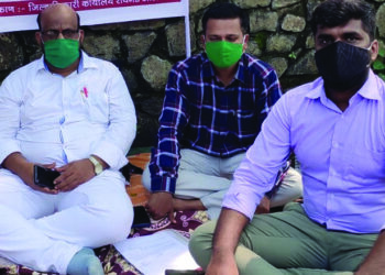 गुळसुंदे येथील रस्त्यावरील अतिक्रमण हटवण्यासाठी आमरण उपोषण