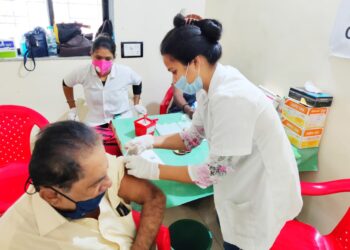 चौथ्या टप्प्याच्या दुसर्‍या दिवशी नवेदर बेली गावातील लाभार्थ्यांचे लसीकरण