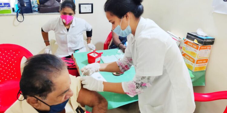 चौथ्या टप्प्याच्या दुसर्‍या दिवशी नवेदर बेली गावातील लाभार्थ्यांचे लसीकरण