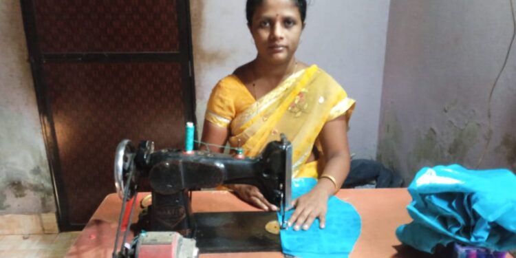 कहाणी नवदुर्गेची! शिलाई मशिनच्या चाकांनी दिली जगण्याची गती