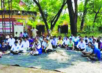 प्राथमिक शिक्षकांचे जिल्हाधिकारी कार्यालयासमोर आंदोलन