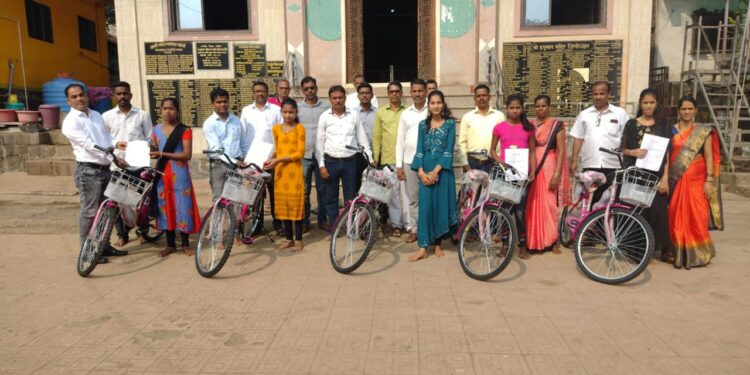 वशेणी येथे मोफत सायकल वाटप