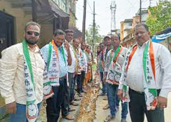 खड्ड्यात मेणबत्या लावून आंदोलन
