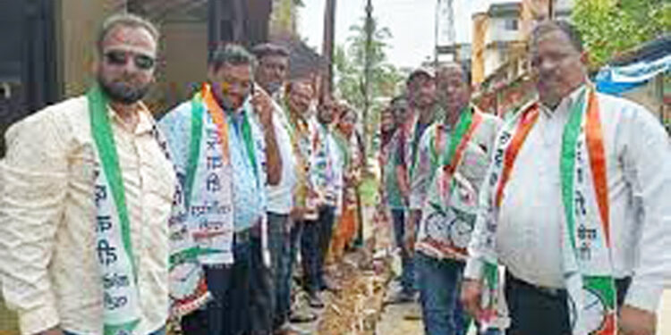 खड्ड्यात मेणबत्या लावून आंदोलन