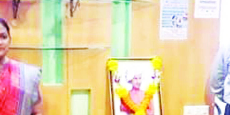 स्वातंत्र्य सेनानी बिरसा मुंडा यांना नगरपरिषदेत अभिवादन