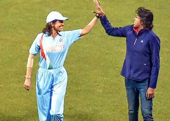 अनुष्का शर्माची आणखी एक फिफ्टी