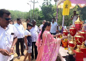 कोळगावमध्ये रंगली क्रिकेट स्पर्धा