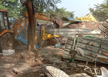 सिडकोची टपरीधारकांवर कारवाई; ट्रकखाली झोपलेल्या इसमाचा मृत्यू