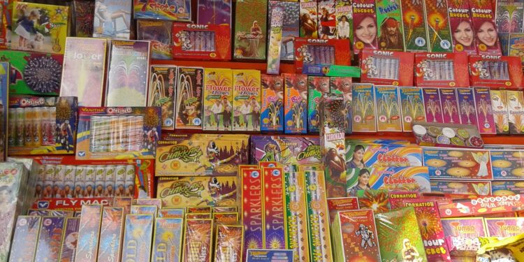 बाजार पेठेत विविध प्रकारच्या फटाके दाखल