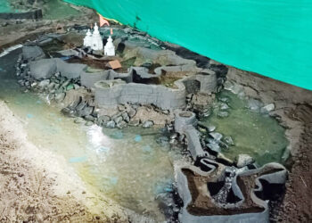 अवकाळीत उद्ध्वस्त झालेले गड पुन्हा उभारले