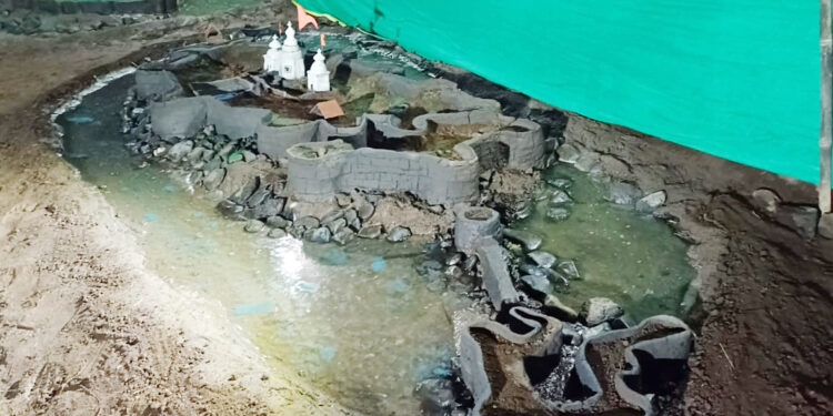 अवकाळीत उद्ध्वस्त झालेले गड पुन्हा उभारले