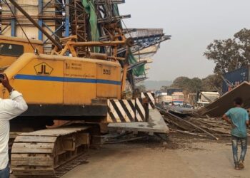 जासई नाक्यावर पुलाचा लोखंडी गर्डर कोसळला; पहा व्हिडीओ!