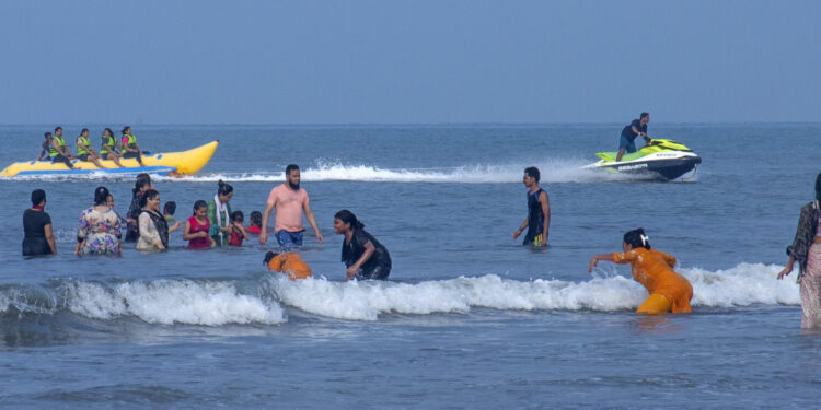 मुरुड समुद्रकिनारा पर्यटकांनी हाऊसफुल्ल
