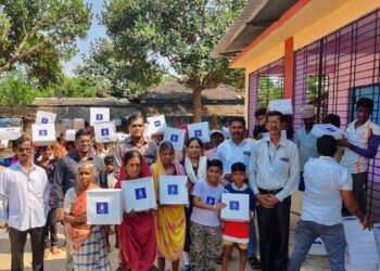 आदिवासी बांधवांना कपड्यांचे वाटप