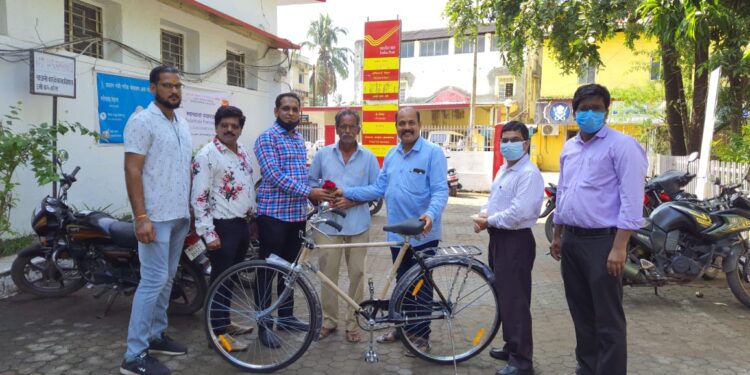 रोजंदारी सफाई कर्मचार्यास नगराध्यक्षांकडून सायकल भेट