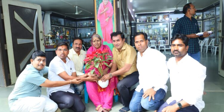 पद्मश्री सिंधुताई सपकाळ यांचा सन्मान