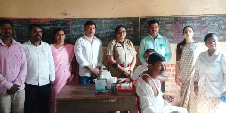 आदिवासी वाड्यांवर लसीकरण शिबीर