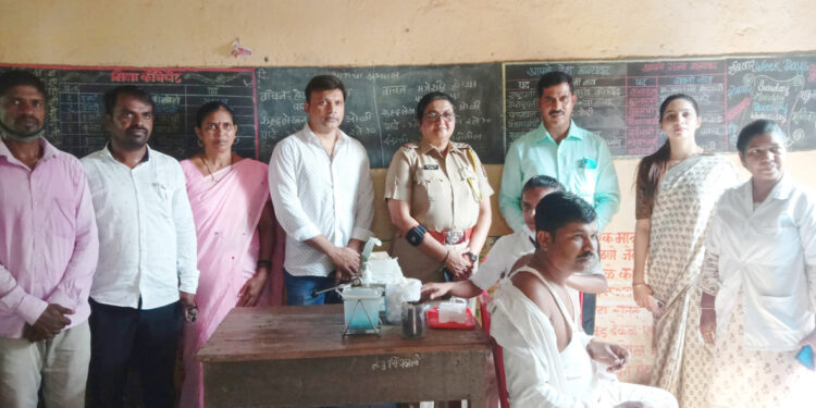 आदिवासी वाड्यांवर लसीकरण शिबीर