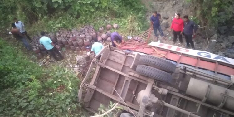 कार्लेखिंडीत गॅस सिलिंडरचा ट्रक पलटी; चालक जखमी