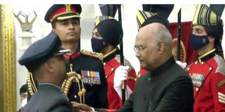 अभिनंदन वर्धमान यांना महावीरचक्र प्रदान