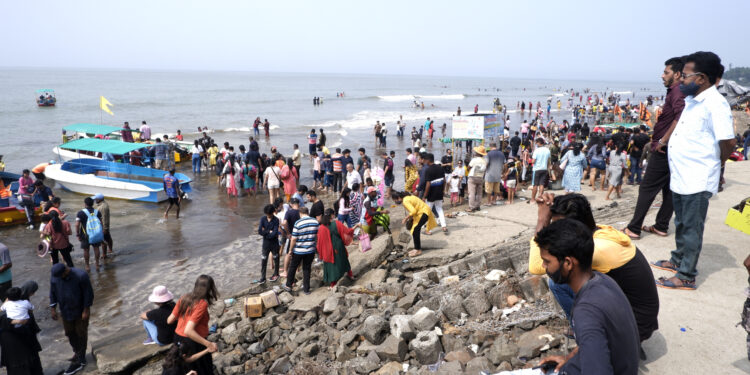 पर्यटन बहरल्याने व्यावसायिकांची दिवाळी