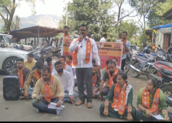कर्जत तहसीलच्या विरोधात मनसेनेचे आंदोलन