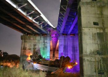 जेएनपीटी रेल्वे रुळावर कंटेनर टेलर पलटी