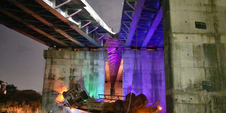 जेएनपीटी रेल्वे रुळावर कंटेनर टेलर पलटी