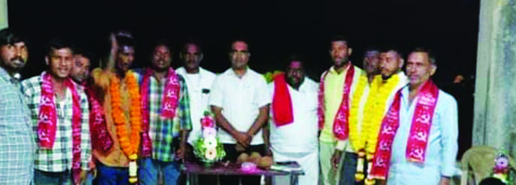 बीड जिल्हयात तरूणांचा शेकापमध्ये प्रवेश