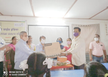 प्राईड इंडिया मार्फत प्रोजेक्टर वितरण कार्यक्रम