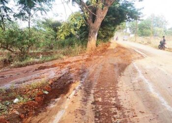 माती वाहतुकीमुळे शहरांतील रस्त्याची दुरावस्था