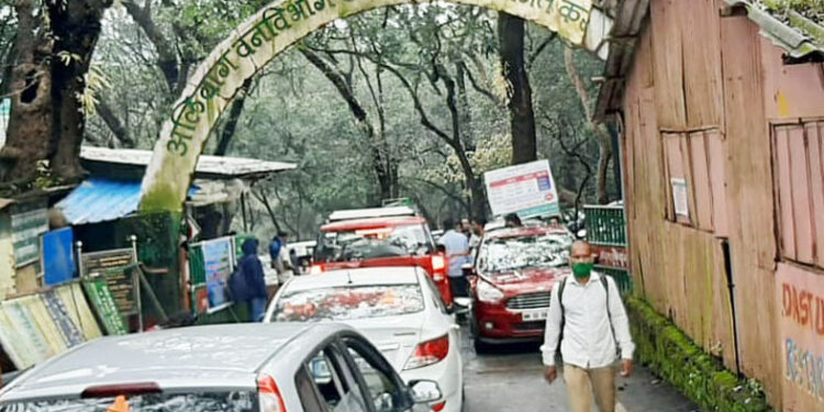 माथेरानमध्ये पर्यटकांच्या वाहनांची सुरक्षा राम भरोसे