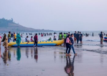 मुरुड समुद्रकिनारे पर्यटकांनी बहरले