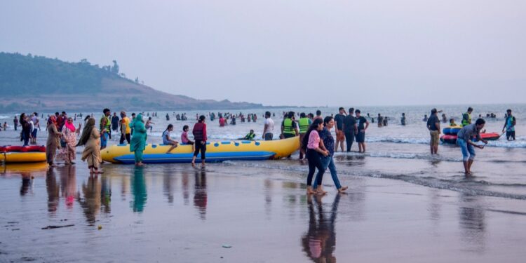 मुरुड समुद्रकिनारे पर्यटकांनी बहरले