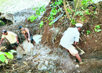 नागोठण्यात एमआयडीसीची जलवाहिनी फुटली