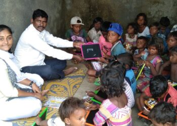 बालदिनी वीटभट्टीवर काम करणार्‍या मुलांच्या हाती पाटी पेन्सिल