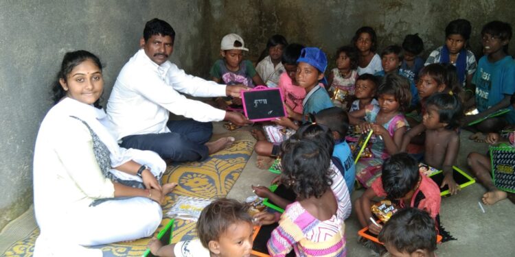 बालदिनी वीटभट्टीवर काम करणार्‍या मुलांच्या हाती पाटी पेन्सिल