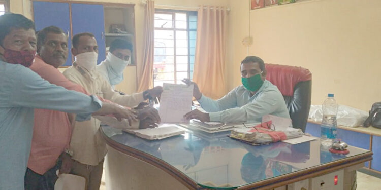 बळीराजा संघटनेतर्फे तहसीलदारांना निवेदन