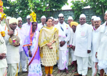 खांब ते पंढरपूर पायी वारी दिंडींचे पालकमंत्र्यांकडून स्वागत