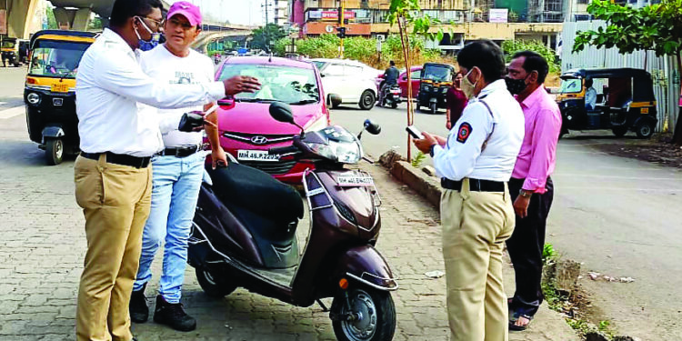 सिग्नल तोडणार्या वाहनचालकांवर कारवाई