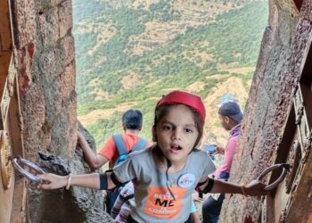 चिमुकलीने सर केला दोनशे फूट किल्ला