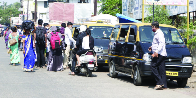 एसटी संपाने प्रवासी वार्‍यावर