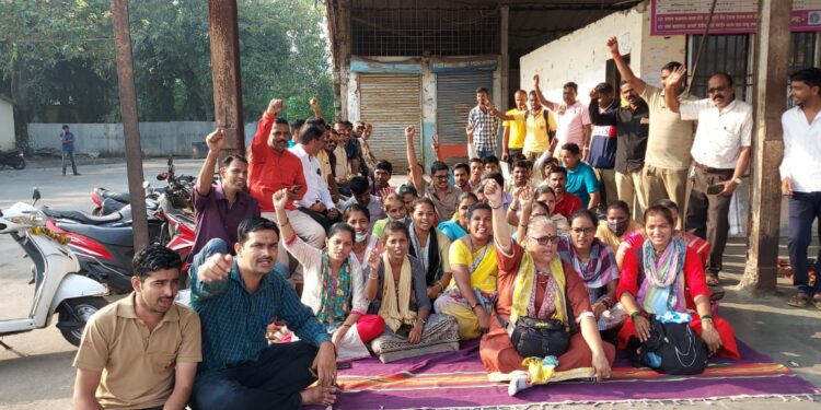 अलिबागमध्ये एसटी कर्मचार्यांचा संप चिघळला