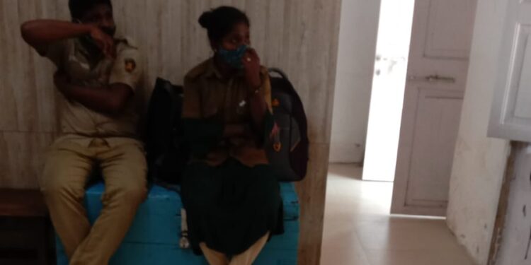 परळ बस चालक,कंडक्टरच्या हातात घातल्या बांगड्या; दोघांनी घेतली पोलिसांत धाव…पुढे काय होणार?