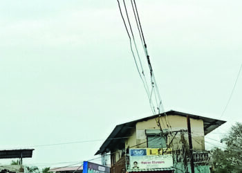 तळा बाजारपेठेत विद्युत तारांमुळे अपघाताची शक्यता