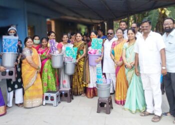 रामनगरमध्ये गृहोपयोगी वस्तूंचे वाटप
